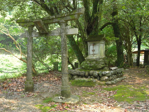 坂本神社と二代目・三代目の墓の写真