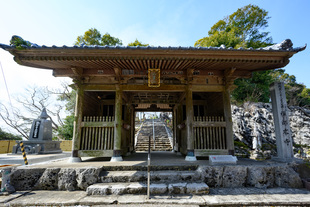 山門と参道