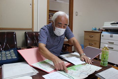 マニュアルを見せて説明する川村さん