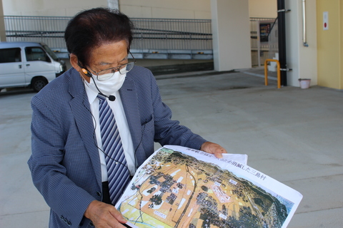 資料を見せる藤本さん