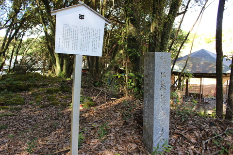 立て看板と石碑