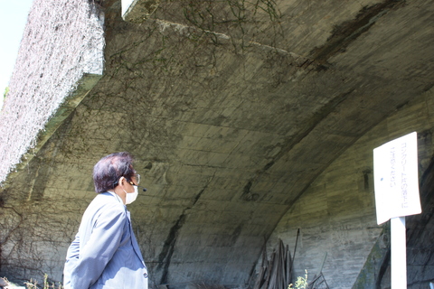 掩体の中を見つめる藤本さん