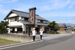 へんろいし饅頭外観