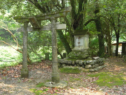 坂本神社と二代目・三代目の墓