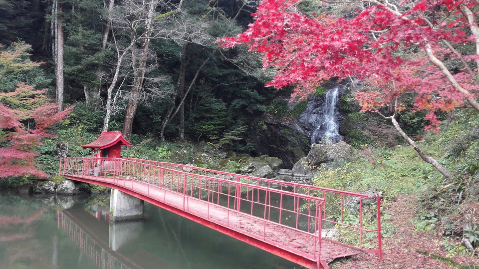 毘沙門の滝紅葉時