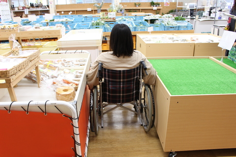 店内せまめ